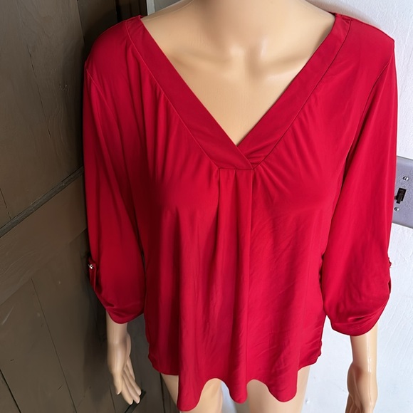 Per Seption flowy v neck tunic sleeves button to fabric. Polyester spandex blend - Picture 2 of 10